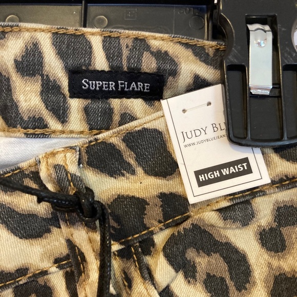 Judy Blue NWT High Rise Leopard Super Flare Jeans - Picture 2 of 9